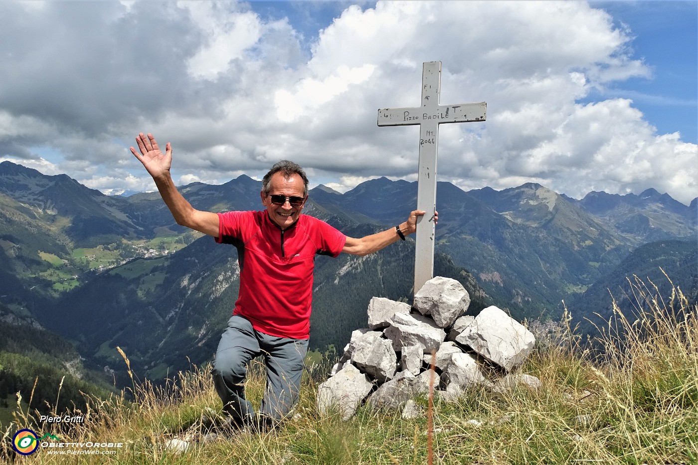 04 Spettacolare panorama dal Pizzo Badile (2044 m) verso le alte cime orobiche di Val Brembana.JPG